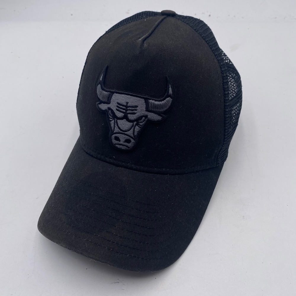 CHICAGO BULLS New Era‎ 9FORTY Trucker Hat Mens OSFM Black Mesh Snapback blackout